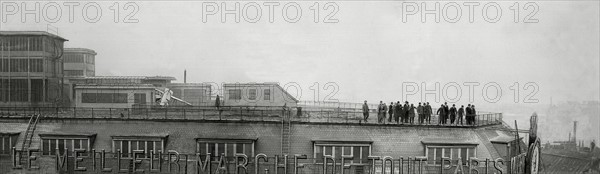 Les grands magasins à Paris : les Galerie Lafayette. Comment l'aviateur Védrines sur son biplan Caudron, s'est posé sur la terrasse des Galeries Lafayette en janvier 1919, moyennant une prime de 25 000 francs versée par le magasin.