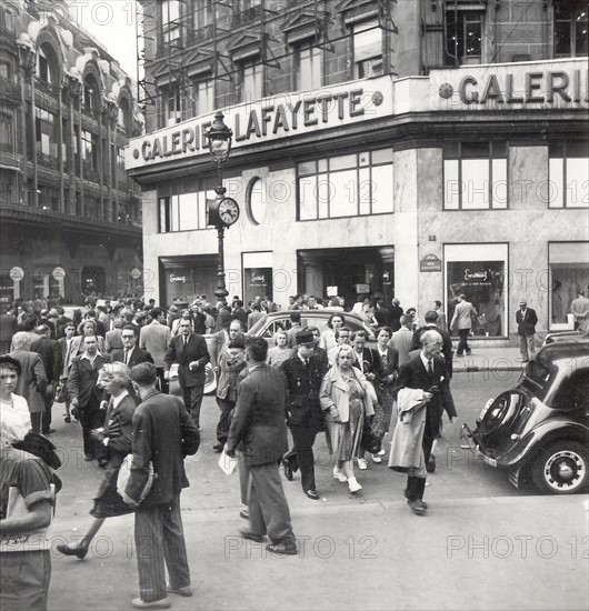 Les grands magasins à Paris : les Galerie Lafayette.