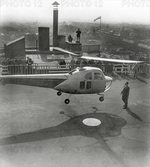 Les grands magasins à Paris : les Galerie Lafayette. En 1919, Védrines réussissait à se poser avec son biplan Caudron sur la terrasse des Galeries Lafayette. M André Labarthe et le capitaine Jimmy Yowell ont, à leur tour, atterri sur cette même terrasse, mais, cette fois, en hélicoptère.