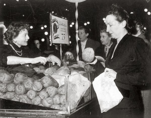 Les grands magasins à Paris : les Galerie Lafayette. En mars 1952, pour combattre l'inflation et la dégradation monétaire, M Pinay lance une offensive pour la défense du franc. Dans les grands magasins de Paris et de plusieurs grandes villes, une baisse de 5 à 10 ú été appliquée sur une centaine d'articles utilitaires.