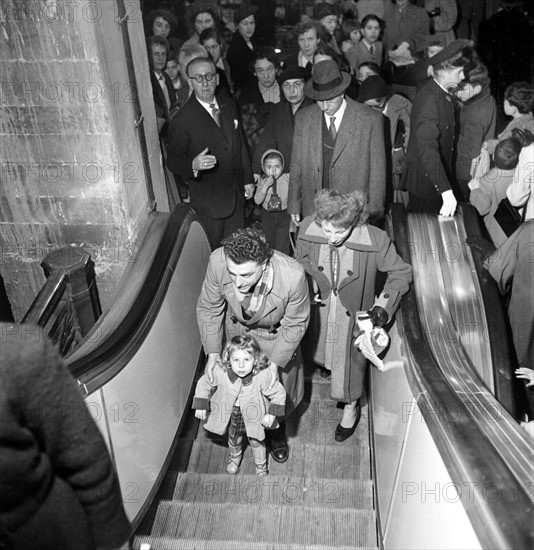 Les grands magasins à Paris : les Galerie Lafayette. L'inauguration de nouveaux escalator aux Galeries Lafayette dans les années 1950.