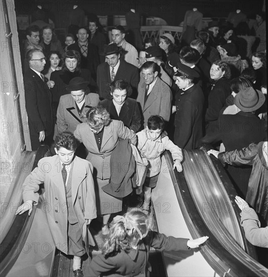 Les grands magasins à Paris : les Galerie Lafayette. L'inauguration de nouveaux escalator aux Galeries Lafayette dans les années 1950.