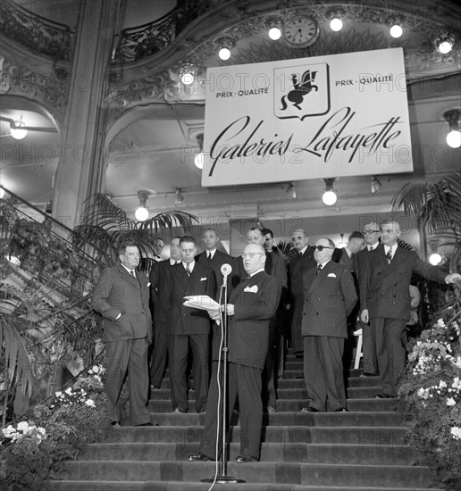 Les grands magasins à Paris : les Galerie Lafayette. L'inauguration de nouveaux escalator aux Galeries Lafayette dans les années 1950.