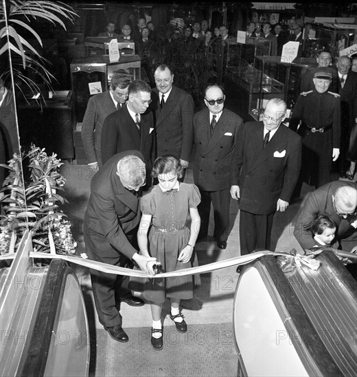 Les grands magasins à Paris : les Galerie Lafayette. L'inauguration de nouveaux escalator aux Galeries Lafayette dans les années 1950.