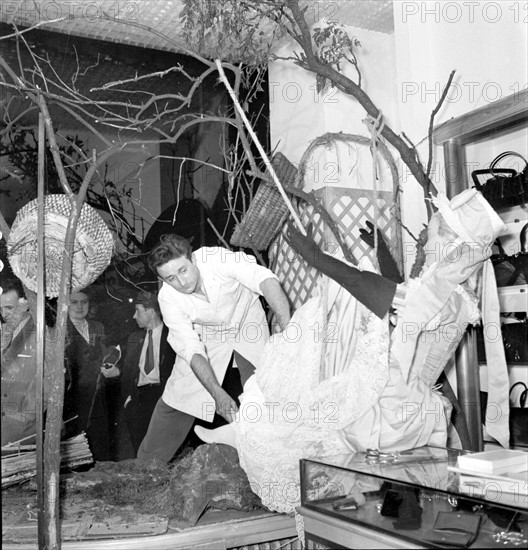 Les grands magasins à Paris : les Galerie Lafayette. Les vitrines des Grands magasins pendant la célébration des fêtes commémorant le bimillénaire de Paris en 1952.