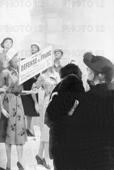 En mars 1952, à Paris, le magasin Le Printemps annonce en vitrine une baisse des prix de 5 à 10% sur les articles utilitaires. Cette mesure appliquée dans les grands magasins de la capitale et de plusieurs grandes villes s'incrit dans la politique déflationniste d'Antoine PINAY pour la défense du franc. 4.1.1