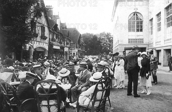 Août 1920 à Deauville,  vacanciers installés à la terrasse du restaurant LA POTINIERE, rue Gontaut-Biron.