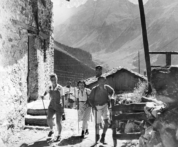En juillet 1947, en Haute-Savoie (France), ces randonneurs quittent Tralognan-Tarentaise pour s'engager sur le sentier qui conduit au refuge Félix Faure.