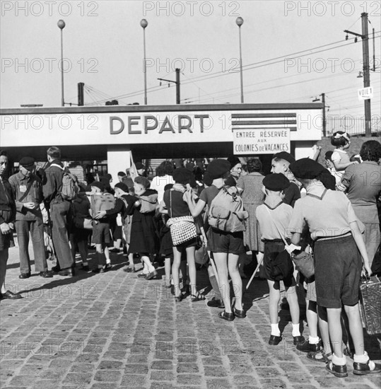 En août 1946, à la gare Montparnasse à Paris, un groupe d'enfants partant en colonie de vacances