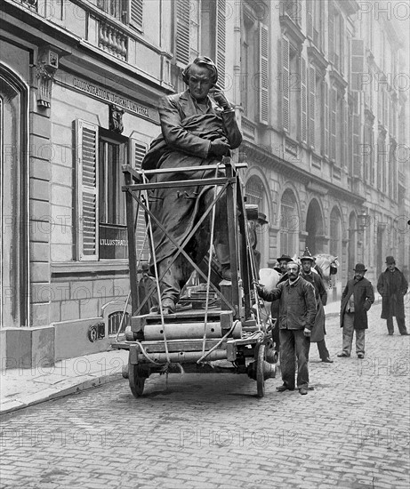 En février 1902, à Paris, la statue de Victor Hugo réalisée par le sculpteur Barrias est transportée jusqu'à la place Victor Hugo. Elle est photographiée au moment où le convoi franchit la rue Saint-Georges à la hauteur des locaux du journal "L'Illustration".