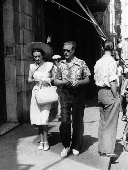 Années 1940 en Italie, le duc et la duchesse de Windsor se promenant dans les rues de San Remo où ils passent leurs vacances.  Pour épouser l'américaine Wallis Simpson, Edouard VIII a renoncé, en décembre 1936, à la couronne britannique.