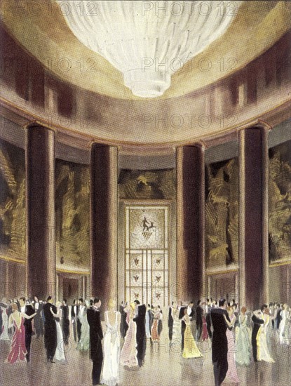 En septembre 1931, aquarelle représentant, à bord du paquebot français L'ATLANTIQUE, au moment de son inauguration, des passagers dansant sur la piste de danse en marqueterie du salon ovale aménagé par les architectes PATOUT, RAGUENET et MAILLARD.  Surmonté d'une coupole que supportent dix colonnes de neuf mètres de haut, il est décoré de palissandre verni rehaussé d'une frise en laque.