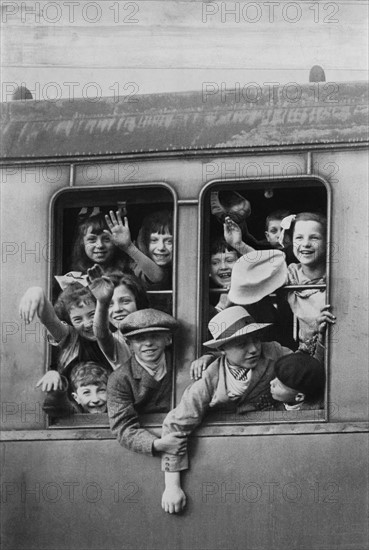 Départ d'un train pour les vacances, juillet 1936