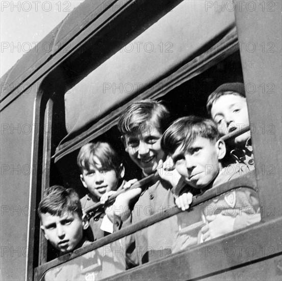 Le départ en gare de Lyon, à Paris, pour une colonie de vacances en Bretagne