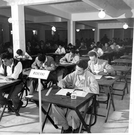 Le chemin du Maroc vers l'indépendance. L'éducation et l'enseignement au Maroc dans les années 1950. Ecole marocaine d'administration à Rabat.