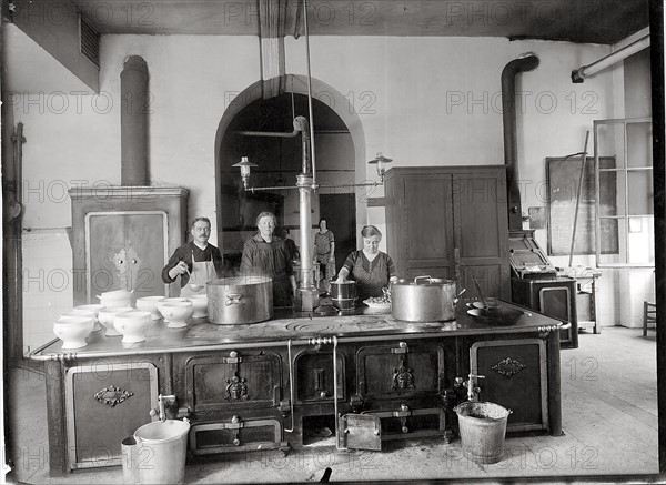 Cantine de l'Ecole Supérieure d'enseignement secondaire pour les jeunes filles en 1928.