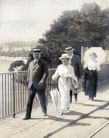 M et Madame Poincaré en promenade sur la route de la corniche, entre Eze et Beaulieu, Avril 1914 - Les vacances de Paques du président de la république française M Poincaré.