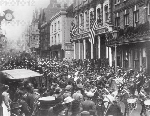 Scènes de joie en Grande-Bretagne le jour de l'armistice du 11 novembre 1918