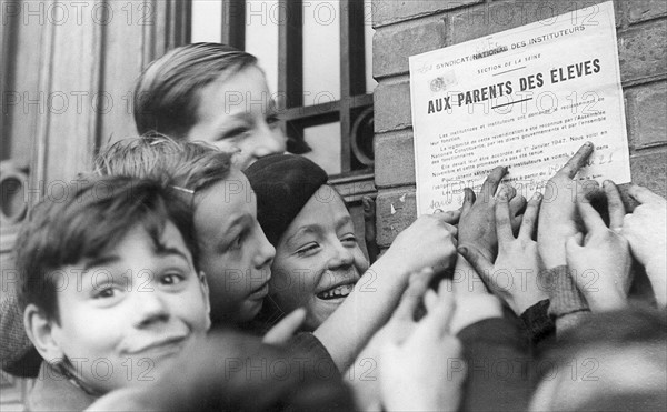 Conduites par la C.G.T, les grandes grèves et les manifestations de 1947 en France, dans les transports, l'administration et l'industrie, ont amenées à la sortie du gouvernement, le groupe communiste. La principale revendication de ce mouvement social était la hausse du salaire.