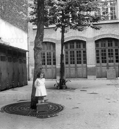 Ecolière dans la cour en septembre 1950