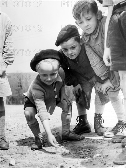 Ecoliers jouant aux billes, en 1954