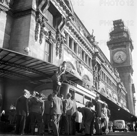 Le départ des parisiens en vacances, gare de Lyon,