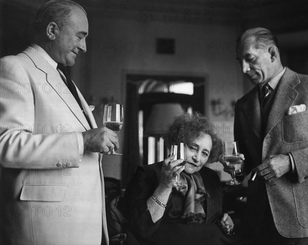 C'est a Monte -Carlo ou Colette passe quelques semaines de vacances que le celebre ecrivain a fete son anniversaire. Plusieurs receptions ont ete donnees en son honneur.

Au bar de l'Hotel de Paris, Colette sable le champagne avec son mari M.Victor ( barman de l'hotel).