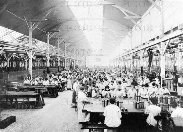 Usine de fabrication d'obus d'André Citroën, en 1915.