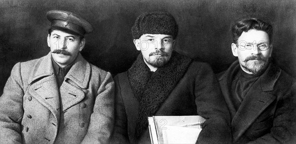 Les trois acteurs de la révolution russe en 1917 - Staline, Lénine et  Lev Kamenev. Joseph Staline est alors commissaire du peuple aux nationalités. D'abord opposé au coup d'état de 1917, Kamenev rejoint la troïka de 1924 avec Staline et Zinoviev. Il se rapproche de Trotski à partir de 1925 et est finalement éxécuté à l'issue du procès des trotskistes en 1936.