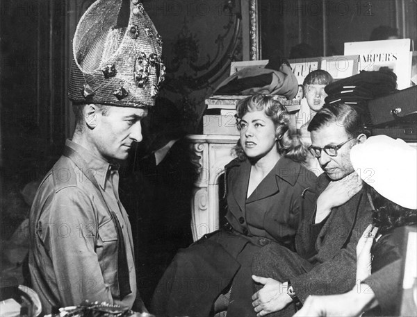 Fin des années 1940, début des années 1950, Jean Paul Sartre et Jean Vilar essayant des costumes de théâtre chez la couturière Elsa Schiaparelli.
