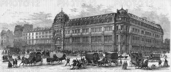 Vue en 1872 à Paris, de la façade sur la rue de Sèvres des magasins de nouveautés "Au Bon Marché", après leur agrandissement. Commencés en 1869, les travaux avaient été interrompus par le siège de Paris. Gravure sur bois de Smeeton d'après Fichot, parue dans L'Illustration du 23 mars 1872.