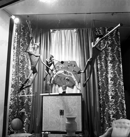 Les grands magasins à Paris : les Galerie Lafayette. Les vitrines des Grands magasins pendant la célébration des fêtes commémorant le bimillénaire de Paris en 1952.