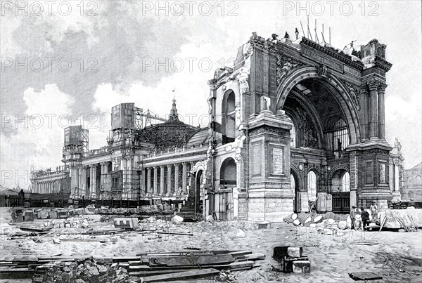 Vue en février 1900, des travaux de construction du Grand Palais pour Exposition universelle de 1900 à Paris, à l'emplacement du Palais de l'Industrie construit pour l'Exposition universelle de 1855 et dont on distingue les restes au premier plan.  Le Grand palais est l'oeuvre des architectes Girault, Deglane, Louvet et Thomas.  Gravure parue dans L'Illustration du 10 janvier 1900.