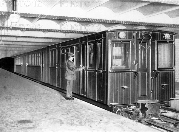 Les transports en communs à Paris, le métro. Inauguration du métropolitain le 19 juillet, pendant l'exposition universelle de 1900 à Paris.