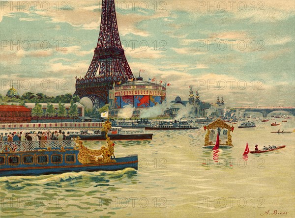 Vue de l'Exposition universelle de 1889 à Paris, depuis les berges de la Seine. Au pied de la Tour Eiffel, le panorama de la Compagnie Transatlantique, une partie des pavillons de l'Exposition sur la Seine, galères des Grands Magasins du Louvre.