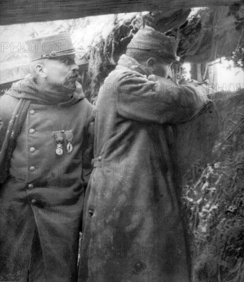 Soldat et officier dans une tranchée, en 1914