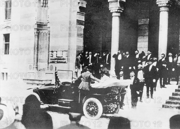 Attentat de Sarajevo - Salués par les autorités à la sortie de l'hôtel de ville de Sarajevo l'archiduc François-Ferdinand et la duchesse Sophie se sont réinstallés dans l'auto qui doit les emmener vers l'hôpital ou ils désirent voir l'aide de camp blessé quelques instant plus tôt par une bombe. Le comte Harrach va se tenir debout sur le marchepied gauche afin de couvrir la voiture du coté elle avait été attaquée une première fois.