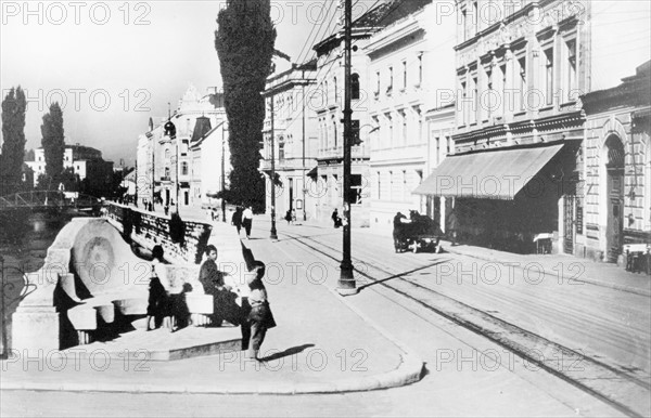 L'assassinat de l'archiduc François-Ferdinand et de la duchesse Sophie en visite officielle dans la capitale de la Bosnie.
En 1934 , devant le lieu de l'attentat, à l'angle du pont devenu pont Princip (ce qui subsiste du monument commémoratif autrichien d'abord élevé : un banc avec une inscription grattée)