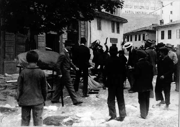 L'archiduc d'Autriche François-Ferdinand et sa femme la duchesse de Hohenberg en visite officielle dans la capitale de la Bosnie.
Ils sortent de la mairie pour se rendre à l'hôpital voir les blessés d'un premier attentat contre eux. Ils n'y arriveront pas : Gavrilo Princip, étudiant serbe de 19 ans les tuera par balles. Ce sera le déclenchement de la 1ere guerre mondiale (1914/1918).