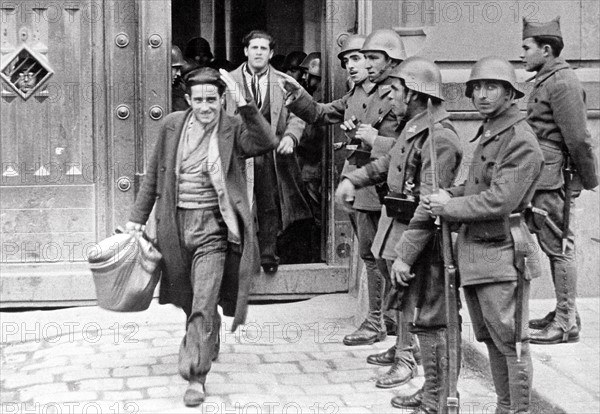 Spanish political prisoners going out of jail, 1936
