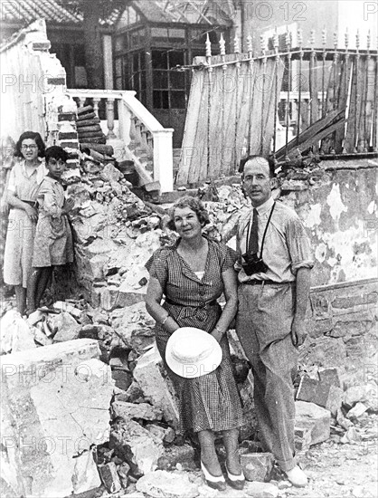 The Vice Consul of England in front of the ruins of the consulate, 1936