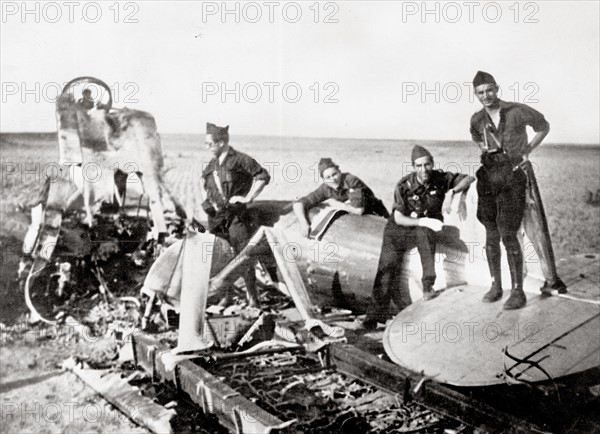 Les débris d'un avion pendant la Guerre d'Espagne
