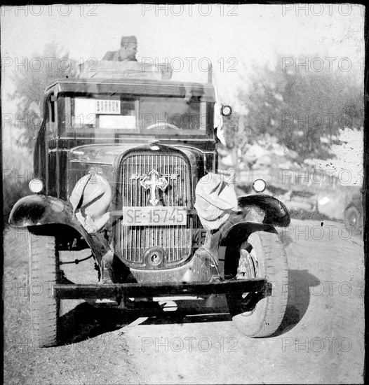 Une croix sur la calandre d'une automobile pendant la Guerre d'Espagne