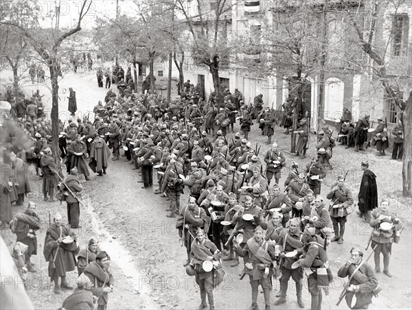 Soldats nationalistes marchant sur Madrid, en novembre 1936