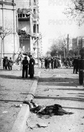 Victimes d'un bombardement à Barcelone, en février 1938.
