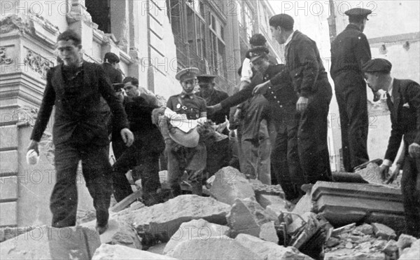 Victimes d'un bombardement à Barcelone, en février 1938.