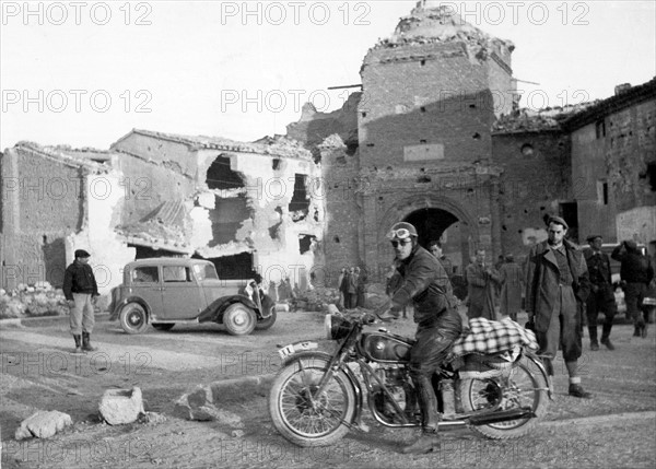 Motocycliste nationaliste à Belchite en 1938