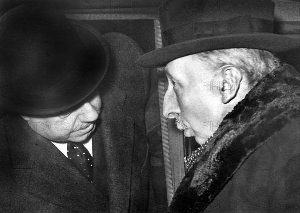 Léon Bérard s'entretenant avec Quinonès de Leon, 1939