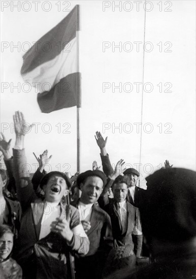 Population de Tolède accueillant les troupes nationalistes en 1936