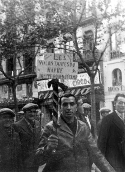 Un défilé de volontaires français dans les rues de Barcelone pendant la Guerre d'Espagne